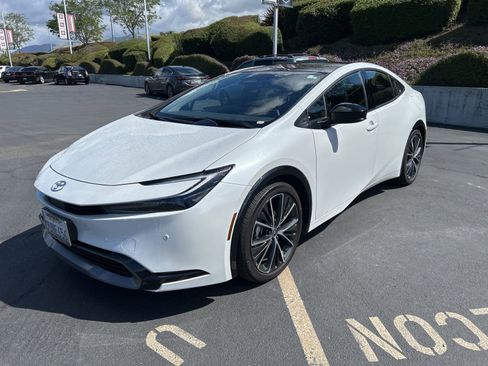 Used 2025 Toyota Prius XLE image 2