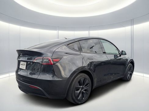 Used 2024 Tesla Model Y Long Range RWD image 4