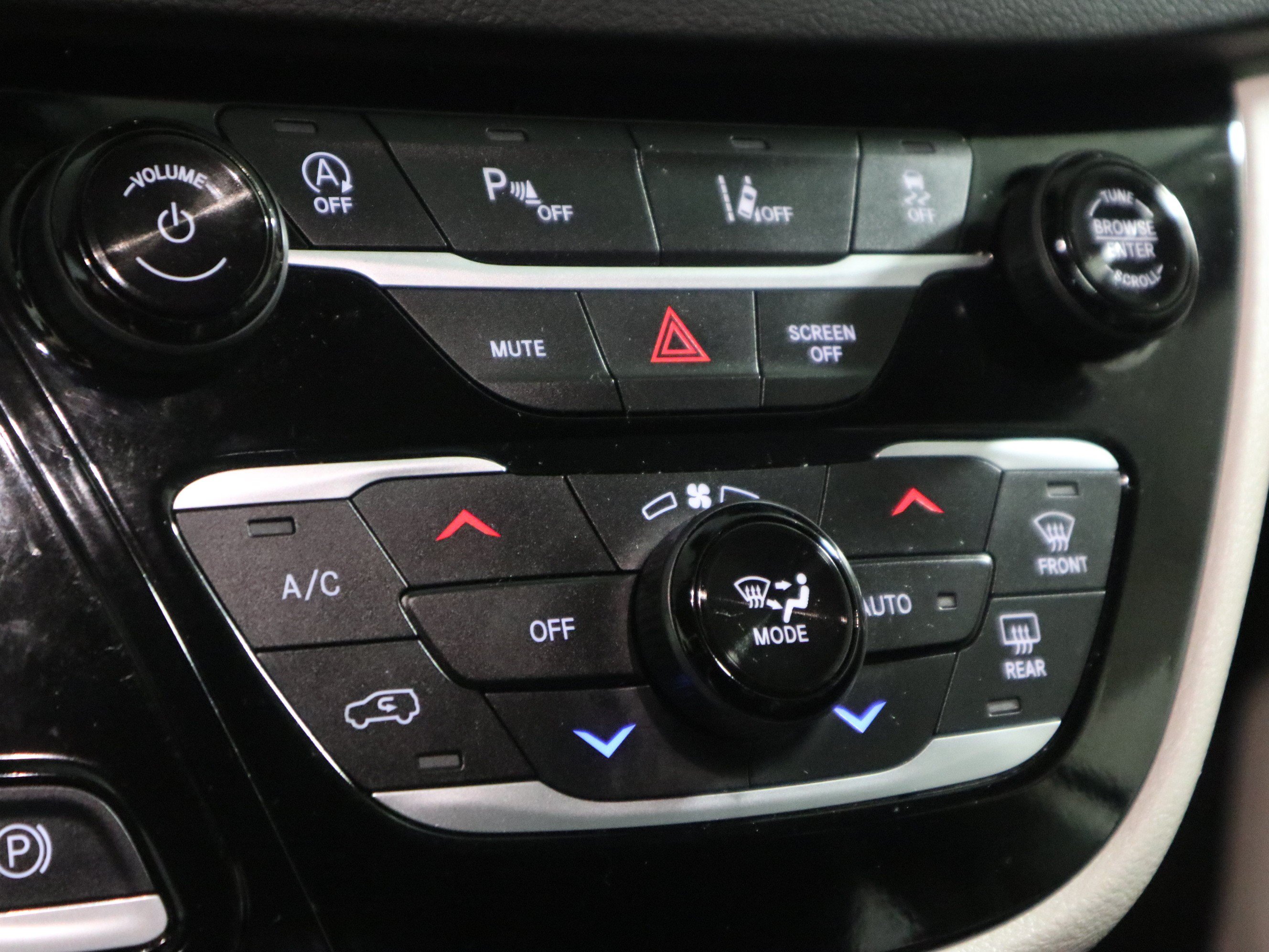 Used 2024 Chrysler Pacifica Touring-L FWD image 27