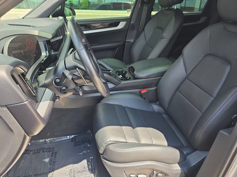 Certified 2025 Porsche Cayenne AWD/4WD image 5