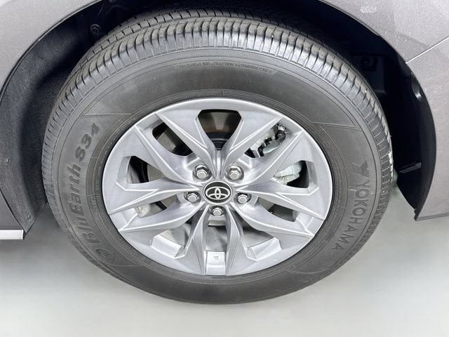 Certified 2024 Toyota Sienna XLE FWD image 34