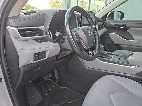 Used 2021 Toyota Highlander XLE image 37