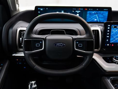 Used 2025 Ford Expedition Active AWD/4WD image 16