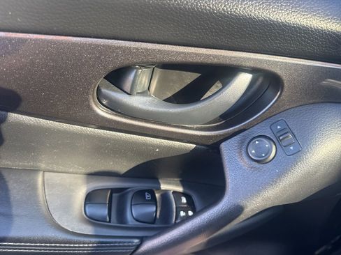 Used 2019 Nissan Rogue S image 32