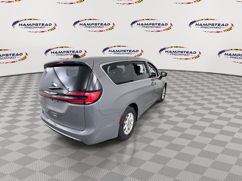 Used 2023 Chrysler Pacifica Touring-L FWD image 8