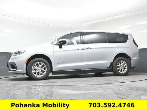 Used 2024 Chrysler Pacifica Touring-L FWD image 9