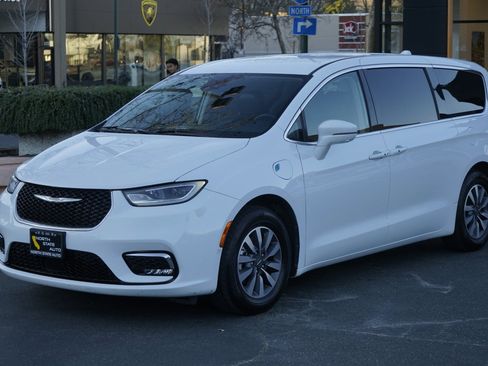 Used 2022 Chrysler Pacifica Touring-L w/ Uconnect Theater Family Group image 4