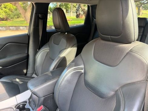 Used 2018 Jeep Cherokee Latitude Plus FWD image 9