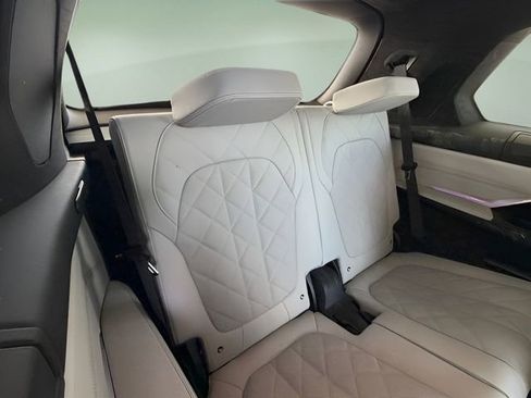 Used 2024 BMW X7 xDrive40i w/ Premium Package image 39