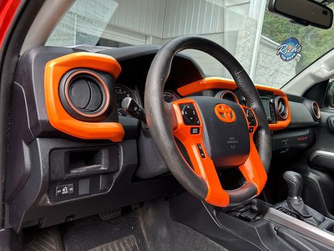 Used 2017 Toyota Tacoma SR5 w/ Tow Package RWD image 10