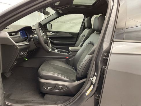 New 2025 Jeep Grand Cherokee Altitude image 15