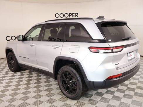 Used 2025 Jeep Grand Cherokee Altitude AWD/4WD image 22