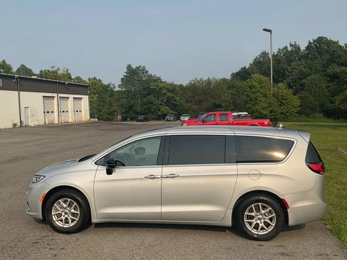 Used 2024 Chrysler Pacifica Touring-L FWD image 2