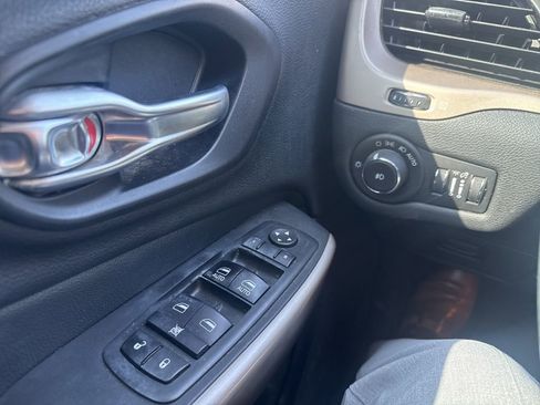 Used 2017 Jeep Cherokee Latitude w/ Safety/Convenience Group FWD image 14