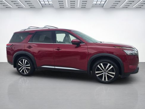 Used 2024 Nissan Pathfinder Platinum FWD image 2