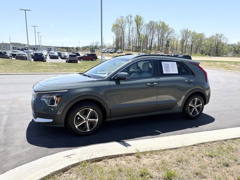 Used 2025 Kia Niro EX FWD image 4