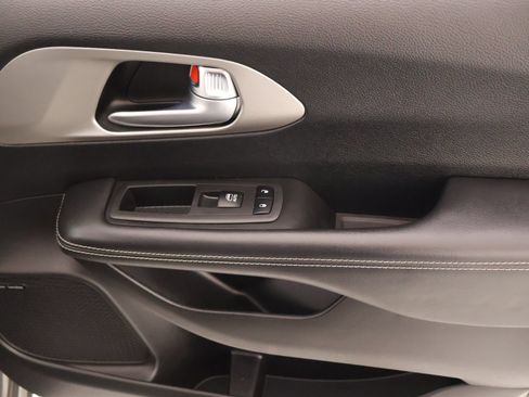 Used 2021 Chrysler Pacifica Limited w/ Uconnect Theater Family Group FWD image 19