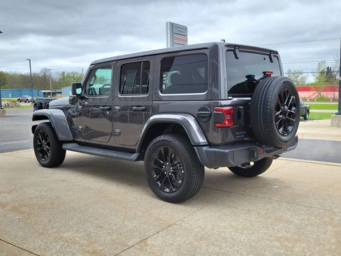 Used 2025 Jeep Wrangler Unlimited Sahara AWD/4WD image 3