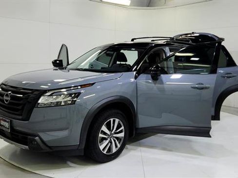 Certified 2023 Nissan Pathfinder SL w/ Black Appearance Package FWD image 30