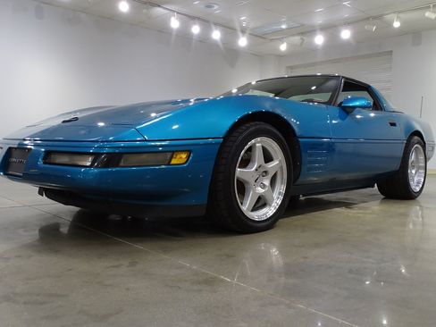 Used 1994 Chevrolet Corvette Coupe RWD image 3