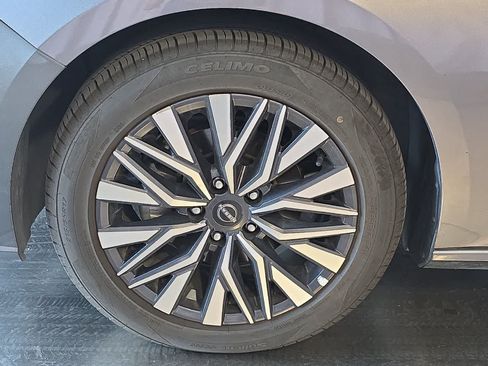 Used 2024 Nissan Altima 2.5 SV FWD image 12