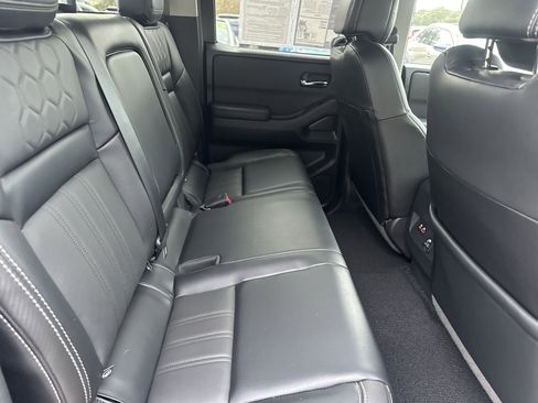 Used 2025 Nissan Frontier SL image 14