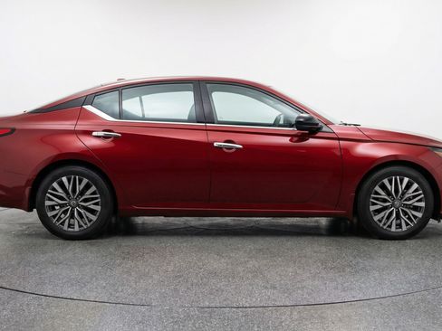 Used 2025 Nissan Altima 2.5 SV image 11