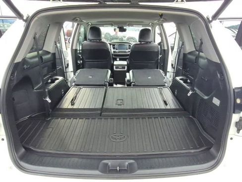 Used 2019 Toyota Highlander SE image 23