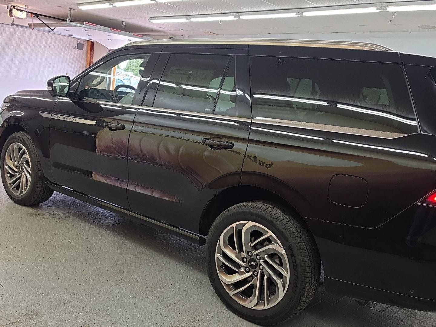 Certified 2025 Lincoln Navigator Reserve AWD/4WD image 2