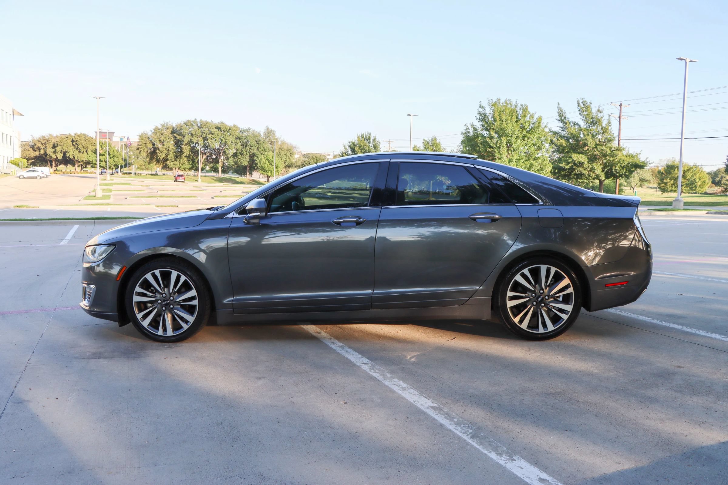Used 2017 Lincoln MKZ Reserve FWD image 4