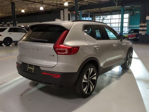 Used 2025 Volvo XC40 B5 Plus image 7