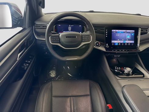 Used 2025 Jeep Wagoneer L Series II w/ 8-pass Seating Package AWD/4WD image 17