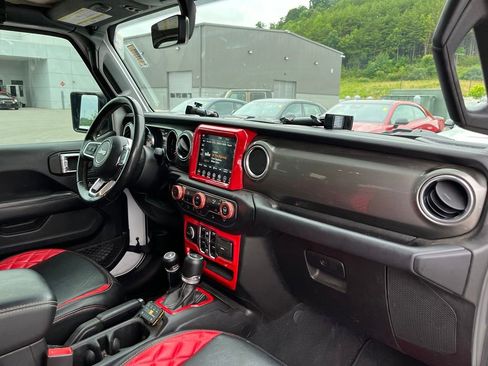 Used 2019 Jeep Wrangler Unlimited Sahara w/ Uconnect 4C Nav & Sound Group AWD/4WD image 8