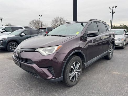 Used 2018 Toyota RAV4 LE image 9