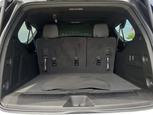 Used 2023 Chevrolet Suburban LT RWD image 17