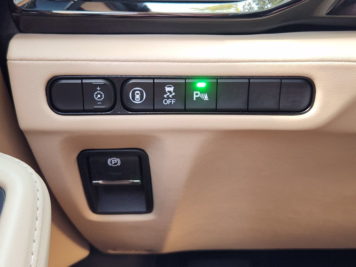 Used 2025 Acura MDX w/ Technology Package FWD image 30
