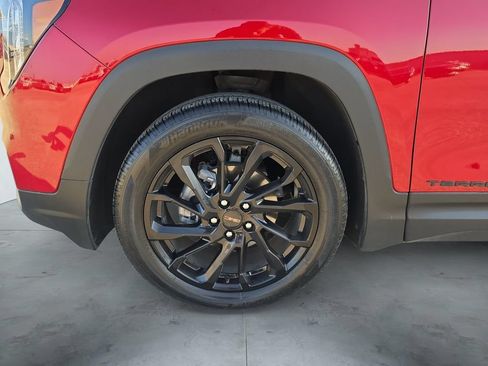 Used 2024 GMC Terrain SLE w/ Driver Convenience Package FWD image 16