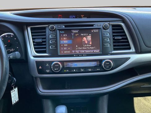 Used 2017 Toyota Highlander Plus FWD image 7