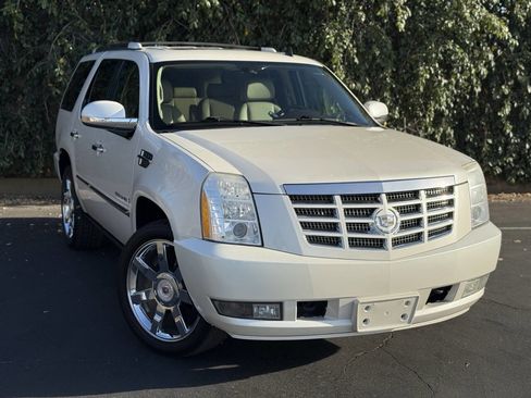 Used 2009 Cadillac Escalade AWD image 2
