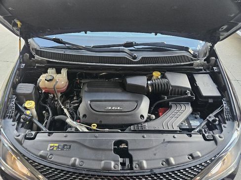 Used 2017 Chrysler Pacifica Touring-L Plus w/ Advanced Safetytec Group FWD image 21