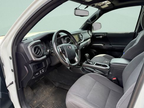 Used 2017 Toyota Tacoma TRD Off-Road w/ Premium & Technology Package AWD/4WD image 3