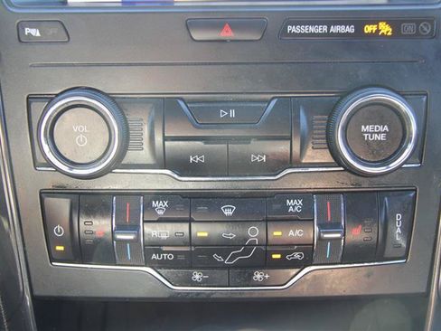 Used 2019 Ford Explorer XLT w/ Equipment Group 202A AWD/4WD image 32