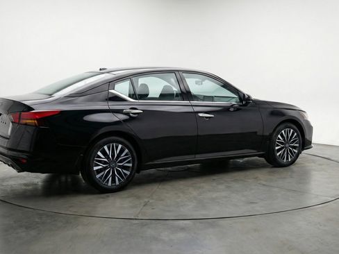Used 2025 Nissan Altima 2.5 SV FWD image 9