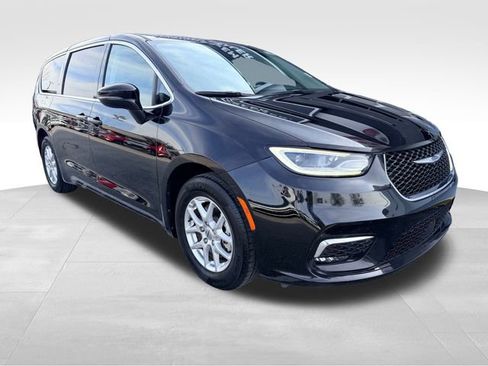 Used 2024 Chrysler Pacifica Touring-L image 3