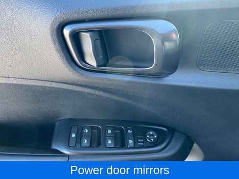 Used 2023 Hyundai Venue Limited image 17