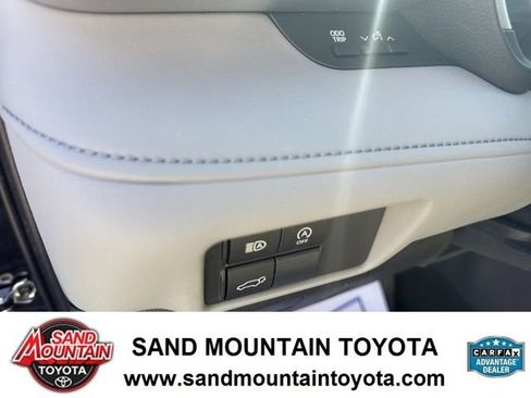 Used 2024 Toyota Highlander XLE image 14