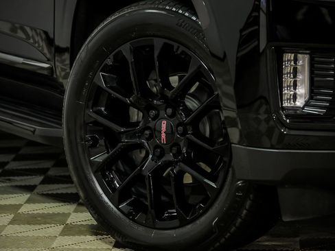 Used 2024 GMC Yukon SLT w/ SLT Premium Package image 3