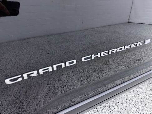 Used 2023 Jeep Grand Cherokee Limited AWD/4WD image 9