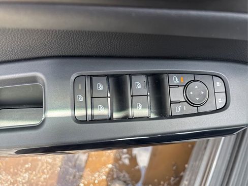 Used 2025 Nissan Pathfinder SV image 34