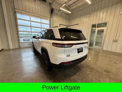 Used 2025 Jeep Grand Cherokee Altitude AWD/4WD image 5